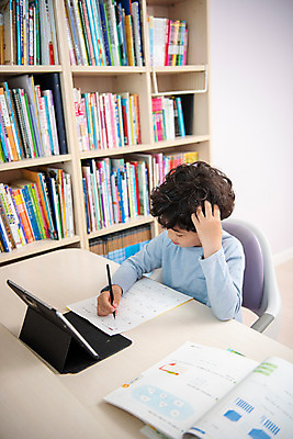 포토 JPG 남자 초등학생 어린이 방학 실내 한명 앉기 상반신 옆모습 10대 태블릿 한국인 사회이슈 예방 감염 개학 온라인강의 홈스쿨 홈스쿨링 소년한명만 사회적거리두기 휴교 원격수업 랜선라이프 언스쿨링 국내포토 1 학생 라이프스타일 교육 캠페인 뷰포인트 컨셉 학교 모션 청소년 휴가 사람 동양인 내부 전자제품 스마트기기 강의 원격 남자한명만 소년만 파일형식 언택트