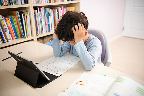 포토 JPG 남자 초등학생 어린이 방학 실내 한명 앉기 상반신 옆모습 10대 태블릿 한국인 지루함 사회이슈 예방 감염 개학 온라인강의 홈스쿨 홈스쿨링 소년한명만 사회적거리두기 휴교 원격수업 랜선라이프 언스쿨링 국내포토 1 학생 라이프스타일 교육 감정 캠페인 뷰포인트 컨셉 학교 모션 청소년 휴가 사람 동양인 내부 전자제품 스마트기기 강의 원격 남자한명만 소년만 파일형식 언택트