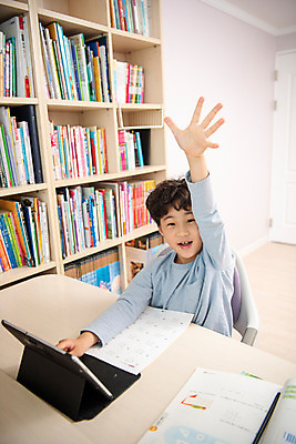 포토 JPG 남자 초등학생 어린이 방학 실내 한명 앉기 상반신 앞모습 10대 태블릿 손들기 한국인 사회이슈 예방 감염 개학 온라인강의 홈스쿨 홈스쿨링 소년한명만 사회적거리두기 휴교 원격수업 랜선라이프 언스쿨링 국내포토 1 학생 라이프스타일 교육 캠페인 뷰포인트 컨셉 학교 모션 청소년 휴가 사람 동양인 내부 전자제품 스마트기기 강의 원격 남자한명만 소년만 파일형식 언택트