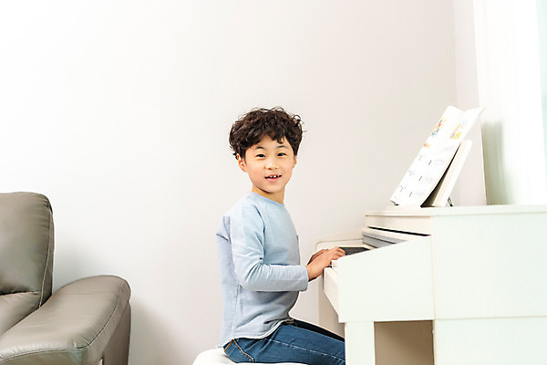 포토 JPG 남자 초등학생 어린이 방학 실내 한명 미소 앉기 상반신 옆모습 10대 한국인 피아노 사회이슈 예방 감염 개학 온라인강의 홈스쿨 홈스쿨링 소년한명만 사회적거리두기 휴교 원격수업 언스쿨링 국내포토 1 학생 교육 캠페인 뷰포인트 컨셉 학교 모션 청소년 휴가 표정 사람 동양인 내부 건반악기 강의 원격 남자한명만 소년만 파일형식 언택트