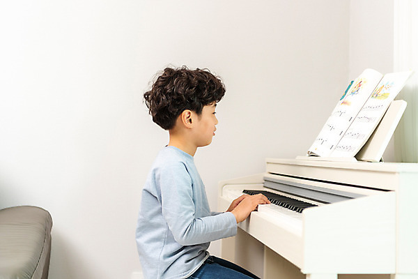 포토 JPG 남자 초등학생 어린이 연주 방학 실내 한명 앉기 상반신 옆모습 10대 한국인 피아노 사회이슈 예방 감염 개학 온라인강의 홈스쿨 홈스쿨링 소년한명만 사회적거리두기 휴교 원격수업 언스쿨링 국내포토 1 학생 교육 음악 캠페인 뷰포인트 컨셉 학교 모션 청소년 휴가 사람 동양인 내부 건반악기 강의 원격 남자한명만 소년만 파일형식 언택트
