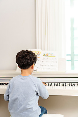 포토 JPG 남자 초등학생 어린이 방학 실내 한명 앉기 상반신 취미 뒷모습 10대 한국인 피아노 사회이슈 예방 감염 개학 온라인강의 홈스쿨 홈스쿨링 소년한명만 사회적거리두기 휴교 원격수업 언스쿨링 국내포토 1 학생 교육 캠페인 뷰포인트 컨셉 학교 모션 청소년 휴가 사람 동양인 내부 건반악기 강의 원격 남자한명만 소년만 파일형식 언택트