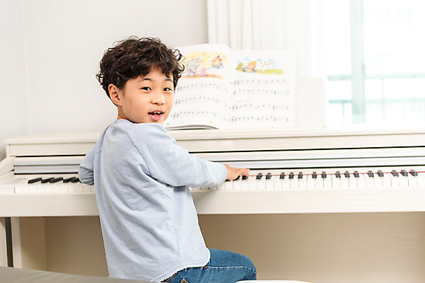 포토 JPG 남자 초등학생 어린이 방학 실내 한명 미소 앉기 상반신 취미 뒷모습 10대 한국인 뒤돌아보기 피아노 사회이슈 예방 감염 개학 온라인강의 홈스쿨 홈스쿨링 소년한명만 사회적거리두기 휴교 원격수업 언스쿨링 국내포토 1 학생 교육 캠페인 뷰포인트 컨셉 학교 모션 청소년 휴가 표정 사람 동양인 내부 건반악기 강의 원격 남자한명만 소년만 파일형식 언택트