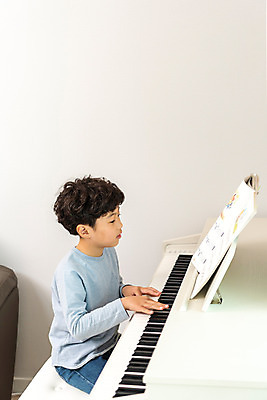포토 JPG 남자 초등학생 어린이 연주 방학 실내 한명 앉기 상반신 취미 옆모습 10대 한국인 피아노 사회이슈 예방 감염 개학 온라인강의 홈스쿨 홈스쿨링 소년한명만 사회적거리두기 휴교 원격수업 언스쿨링 국내포토 1 학생 교육 음악 캠페인 뷰포인트 컨셉 학교 모션 청소년 휴가 사람 동양인 내부 건반악기 강의 원격 남자한명만 소년만 파일형식 언택트
