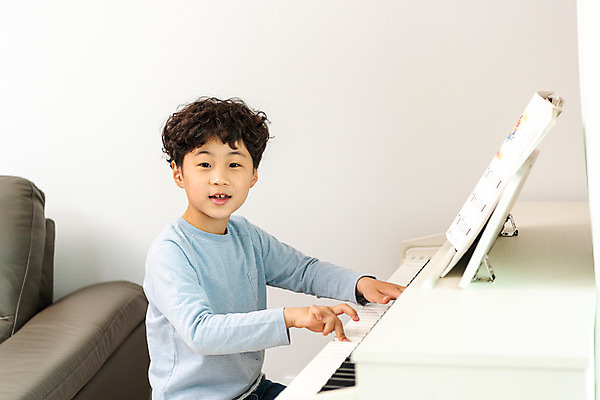 포토 JPG 남자 초등학생 어린이 연주 방학 실내 한명 미소 앉기 상반신 취미 옆모습 10대 한국인 피아노 사회이슈 예방 감염 개학 온라인강의 홈스쿨 홈스쿨링 소년한명만 사회적거리두기 휴교 원격수업 언스쿨링 국내포토 1 학생 교육 음악 캠페인 뷰포인트 컨셉 학교 모션 청소년 휴가 표정 사람 동양인 내부 건반악기 강의 원격 남자한명만 소년만 파일형식 언택트