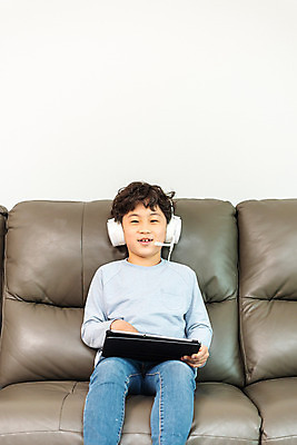 포토 JPG 남자 초등학생 어린이 놀이 방학 실내 한명 들기 앉기 상반신 앞모습 10대 태블릿 헤드폰 듣기 한국인 사회이슈 예방 감염 개학 온라인강의 홈스쿨 홈스쿨링 소년한명만 사회적거리두기 휴교 원격수업 언스쿨링 국내포토 1 학생 교육 캠페인 뷰포인트 음향기기 컨셉 학교 모션 청소년 휴가 사람 동양인 내부 전자제품 스마트기기 강의 원격 남자한명만 소년만 파일형식 언택트