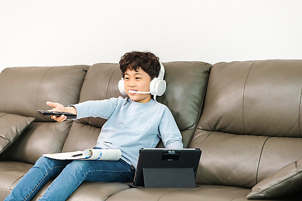 포토 JPG 남자 초등학생 어린이 방학 실내 한명 미소 앉기 상반신 옆모습 10대 태블릿 헤드셋 한국인 리모컨 사회이슈 예방 감염 개학 딴짓 온라인강의 홈스쿨 홈스쿨링 소년한명만 사회적거리두기 휴교 원격수업 언스쿨링 국내포토 1 학생 교육 캠페인 뷰포인트 음향기기 컨셉 학교 모션 청소년 휴가 표정 사람 동양인 내부 전자제품 스마트기기 헤드폰 강의 원격 남자한명만 소년만 파일형식 언택트