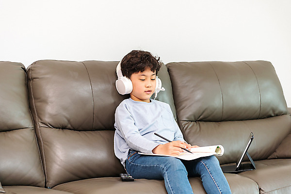 포토 JPG 남자 초등학생 어린이 방학 실내 한명 앉기 상반신 앞모습 10대 태블릿 헤드셋 한국인 사회이슈 예방 감염 개학 온라인강의 홈스쿨 홈스쿨링 소년한명만 사회적거리두기 휴교 원격수업 언스쿨링 국내포토 1 학생 교육 캠페인 뷰포인트 음향기기 컨셉 학교 모션 청소년 휴가 사람 동양인 내부 전자제품 스마트기기 헤드폰 강의 원격 남자한명만 소년만 파일형식 언택트