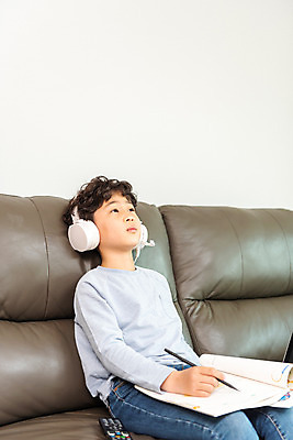 포토 JPG 남자 초등학생 어린이 방학 실내 피곤 한명 앉기 상반신 옆모습 10대 헤드셋 한국인 지루함 사회이슈 예방 감염 개학 온라인강의 홈스쿨 홈스쿨링 소년한명만 사회적거리두기 휴교 원격수업 언스쿨링 국내포토 1 학생 교육 감정 캠페인 뷰포인트 음향기기 컨셉 학교 모션 청소년 휴가 사람 동양인 내부 헤드폰 강의 원격 남자한명만 소년만 파일형식 언택트