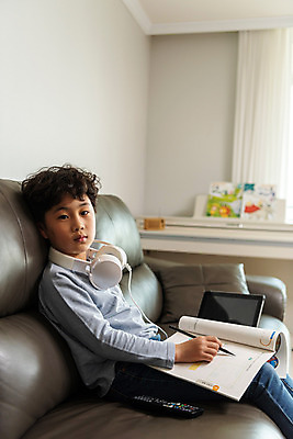 포토 JPG 남자 초등학생 어린이 방학 실내 피곤 한명 앉기 상반신 옆모습 10대 한국인 지루함 사회이슈 예방 감염 개학 온라인강의 홈스쿨 홈스쿨링 소년한명만 사회적거리두기 휴교 원격수업 언스쿨링 국내포토 1 학생 교육 감정 캠페인 뷰포인트 컨셉 학교 모션 청소년 휴가 사람 동양인 내부 강의 원격 남자한명만 소년만 파일형식 언택트