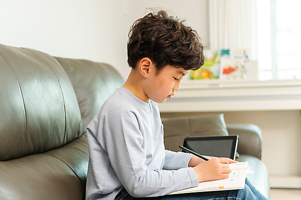 포토 JPG 남자 초등학생 어린이 방학 실내 피곤 한명 앉기 상반신 옆모습 10대 한국인 지루함 사회이슈 예방 감염 개학 온라인강의 홈스쿨 홈스쿨링 소년한명만 사회적거리두기 휴교 원격수업 언스쿨링 국내포토 1 학생 교육 감정 캠페인 뷰포인트 컨셉 학교 모션 청소년 휴가 사람 동양인 내부 강의 원격 남자한명만 소년만 파일형식 언택트