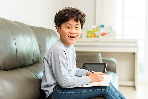 포토 JPG 남자 초등학생 어린이 방학 실내 한명 미소 앉기 상반신 옆모습 10대 태블릿 한국인 사회이슈 예방 감염 개학 온라인강의 홈스쿨 홈스쿨링 소년한명만 사회적거리두기 휴교 원격수업 언스쿨링 국내포토 1 학생 교육 캠페인 뷰포인트 컨셉 학교 모션 청소년 휴가 표정 사람 동양인 내부 전자제품 스마트기기 강의 원격 남자한명만 소년만 파일형식 언택트