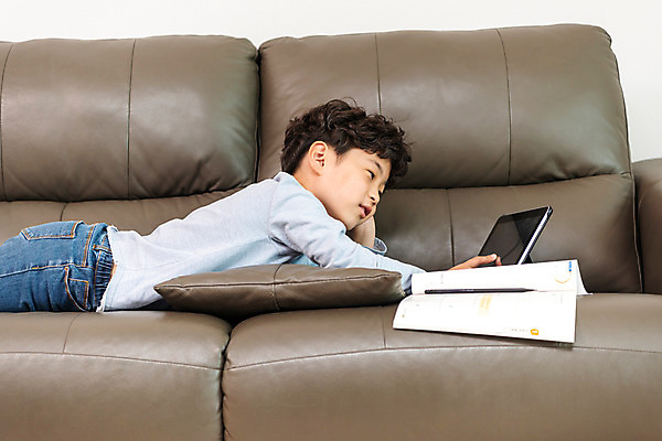 포토 JPG 남자 초등학생 어린이 엎드리기 방학 실내 피곤 한명 상반신 옆모습 10대 태블릿 한국인 지루함 사회이슈 예방 감염 개학 온라인강의 홈스쿨 홈스쿨링 소년한명만 사회적거리두기 휴교 원격수업 언스쿨링 국내포토 1 학생 교육 감정 캠페인 뷰포인트 컨셉 학교 모션 청소년 휴가 사람 동양인 내부 전자제품 스마트기기 강의 원격 남자한명만 소년만 파일형식 언택트