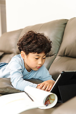 포토 JPG 남자 초등학생 어린이 엎드리기 방학 실내 한명 상반신 옆모습 10대 태블릿 한국인 사회이슈 예방 감염 개학 온라인강의 홈스쿨 홈스쿨링 소년한명만 사회적거리두기 휴교 원격수업 언스쿨링 국내포토 1 학생 교육 캠페인 뷰포인트 컨셉 학교 모션 청소년 휴가 사람 동양인 내부 전자제품 스마트기기 강의 원격 남자한명만 소년만 파일형식 언택트