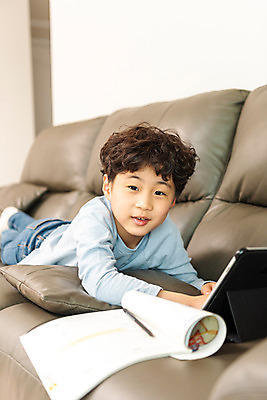 포토 JPG 남자 초등학생 어린이 엎드리기 방학 실내 한명 미소 상반신 옆모습 10대 태블릿 한국인 사회이슈 예방 감염 개학 온라인강의 홈스쿨 홈스쿨링 소년한명만 사회적거리두기 휴교 원격수업 언스쿨링 국내포토 1 학생 교육 캠페인 뷰포인트 컨셉 학교 모션 청소년 휴가 표정 사람 동양인 내부 전자제품 스마트기기 강의 원격 남자한명만 소년만 파일형식 언택트