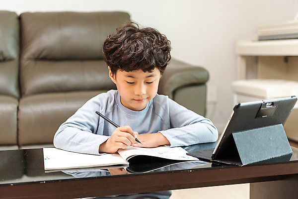 포토 JPG 남자 초등학생 어린이 방학 실내 한명 미소 앉기 상반신 앞모습 10대 태블릿 한국인 사회이슈 집중 즐거움 예방 감염 열중 개학 온라인강의 홈스쿨 홈스쿨링 소년한명만 사회적거리두기 휴교 원격수업 언스쿨링 국내포토 1 학생 교육 감정 캠페인 뷰포인트 컨셉 학교 모션 청소년 휴가 표정 사람 동양인 내부 전자제품 스마트기기 강의 원격 남자한명만 소년만 파일형식 언택트