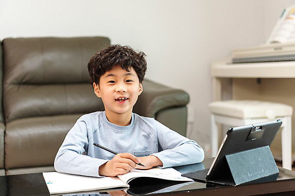 포토 JPG 남자 초등학생 어린이 방학 실내 한명 미소 앉기 상반신 앞모습 10대 태블릿 한국인 사회이슈 집중 즐거움 예방 감염 열중 개학 온라인강의 홈스쿨 홈스쿨링 소년한명만 사회적거리두기 휴교 원격수업 언스쿨링 국내포토 1 학생 교육 감정 캠페인 뷰포인트 컨셉 학교 모션 청소년 휴가 표정 사람 동양인 내부 전자제품 스마트기기 강의 원격 남자한명만 소년만 파일형식 언택트