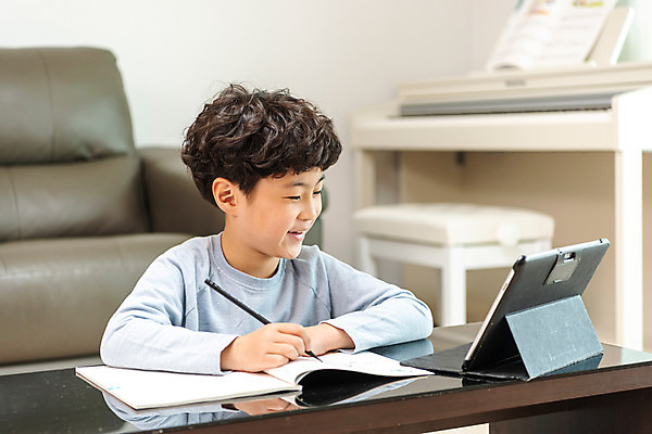 포토 JPG 남자 초등학생 어린이 방학 실내 한명 미소 앉기 상반신 앞모습 10대 태블릿 한국인 사회이슈 집중 즐거움 예방 감염 열중 개학 온라인강의 홈스쿨 홈스쿨링 소년한명만 사회적거리두기 휴교 원격수업 언스쿨링 국내포토 1 학생 교육 감정 캠페인 뷰포인트 컨셉 학교 모션 청소년 휴가 표정 사람 동양인 내부 전자제품 스마트기기 강의 원격 남자한명만 소년만 파일형식 언택트