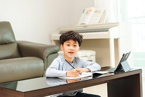 포토 JPG 남자 초등학생 어린이 방학 실내 한명 미소 앉기 상반신 앞모습 10대 태블릿 한국인 사회이슈 예방 감염 개학 온라인강의 홈스쿨 홈스쿨링 소년한명만 사회적거리두기 휴교 원격수업 랜선라이프 언스쿨링 국내포토 1 학생 라이프스타일 교육 캠페인 뷰포인트 컨셉 학교 모션 청소년 휴가 표정 사람 동양인 내부 전자제품 스마트기기 강의 원격 남자한명만 소년만 파일형식 언택트