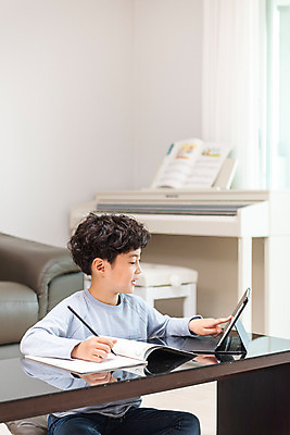 포토 JPG 응시 남자 초등학생 어린이 방학 실내 한명 미소 앉기 상반신 옆모습 10대 태블릿 터치 한국인 사회이슈 예방 감염 개학 온라인강의 홈스쿨 홈스쿨링 소년한명만 사회적거리두기 휴교 원격수업 랜선라이프 언스쿨링 국내포토 1 학생 라이프스타일 시선 교육 캠페인 뷰포인트 컨셉 학교 모션 청소년 휴가 표정 사람 동양인 내부 전자제품 스마트기기 강의 원격 남자한명만 소년만 파일형식 언택트