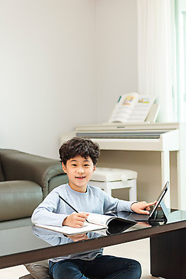 포토 JPG 남자 초등학생 어린이 방학 실내 한명 미소 앉기 상반신 앞모습 10대 태블릿 한국인 사회이슈 예방 감염 개학 온라인강의 홈스쿨 홈스쿨링 소년한명만 사회적거리두기 휴교 원격수업 랜선라이프 언스쿨링 국내포토 1 학생 라이프스타일 교육 캠페인 뷰포인트 컨셉 학교 모션 청소년 휴가 표정 사람 동양인 내부 전자제품 스마트기기 강의 원격 남자한명만 소년만 파일형식 언택트