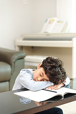 포토 JPG 남자 초등학생 어린이 엎드리기 방학 실내 피곤 한명 상반신 옆모습 10대 한국인 잠 사회이슈 예방 감염 개학 온라인강의 홈스쿨 홈스쿨링 소년한명만 사회적거리두기 휴교 원격수업 언스쿨링 국내포토 1 학생 교육 캠페인 뷰포인트 컨셉 학교 모션 청소년 휴가 사람 동양인 내부 강의 원격 남자한명만 소년만 파일형식 언택트