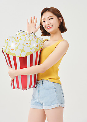 포토 JPG 스튜디오촬영 여자 대학생 방학 휴가 대학생라이프 실내 한명 서기 미소 들기 누끼 상반신 20대 청년 성인 옆모습 여름 한국인 즐거움 흰배경 손인사 팝콘 풍선 여대생 성인여자한명만 국내포토 1 학생 라이프스타일 계절 감정 뷰포인트 백그라운드 모션 표정 사람 동양인 내부 흰색 인사 여자한명만 성인여자만 파일형식