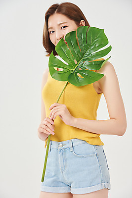 포토 JPG 스튜디오촬영 여자 대학생 방학 휴가 대학생라이프 실내 한명 서기 미소 들기 누끼 상반신 20대 청년 성인 옆모습 여름 한국인 즐거움 흰배경 여대생 몬스테라 성인여자한명만 국내포토 식물 1 학생 라이프스타일 계절 감정 뷰포인트 백그라운드 모션 표정 사람 동양인 내부 흰색 여자한명만 성인여자만 파일형식