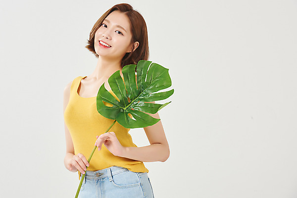 포토 JPG 스튜디오촬영 여자 대학생 방학 휴가 대학생라이프 실내 한명 서기 미소 들기 누끼 상반신 20대 청년 성인 앞모습 여름 한국인 즐거움 흰배경 여대생 몬스테라 성인여자한명만 국내포토 식물 1 학생 라이프스타일 계절 감정 뷰포인트 백그라운드 모션 표정 사람 동양인 내부 흰색 여자한명만 성인여자만 파일형식