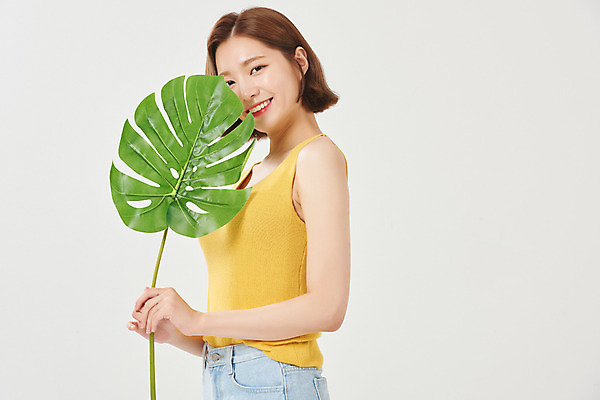 포토 JPG 스튜디오촬영 여자 대학생 방학 휴가 대학생라이프 실내 한명 서기 미소 들기 누끼 상반신 20대 청년 성인 옆모습 여름 한국인 즐거움 흰배경 여대생 몬스테라 성인여자한명만 국내포토 식물 1 학생 라이프스타일 계절 감정 뷰포인트 백그라운드 모션 표정 사람 동양인 내부 흰색 여자한명만 성인여자만 파일형식