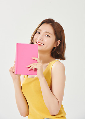 포토 JPG 스튜디오촬영 여자 대학생 방학 휴가 대학생라이프 실내 한명 서기 미소 들기 누끼 상반신 20대 청년 성인 옆모습 여름 공책 한국인 즐거움 흰배경 여대생 성인여자한명만 국내포토 1 학생 라이프스타일 계절 감정 뷰포인트 백그라운드 모션 문구용품 표정 사람 동양인 내부 흰색 여자한명만 성인여자만 파일형식