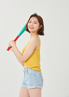 포토 JPG 스튜디오촬영 여자 대학생 방학 휴가 대학생라이프 실내 한명 서기 미소 들기 누끼 상반신 20대 청년 성인 옆모습 여름 한국인 야구방망이 즐거움 흰배경 여대생 성인여자한명만 국내포토 1 학생 라이프스타일 계절 감정 뷰포인트 백그라운드 모션 표정 사람 동양인 내부 야구용품 흰색 여자한명만 성인여자만 파일형식