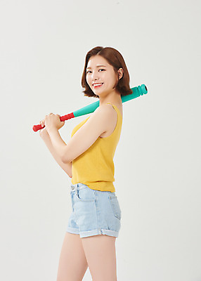 포토 JPG 스튜디오촬영 여자 대학생 방학 휴가 대학생라이프 실내 한명 서기 미소 들기 누끼 상반신 20대 청년 성인 옆모습 여름 한국인 야구방망이 즐거움 흰배경 여대생 성인여자한명만 국내포토 1 학생 라이프스타일 계절 감정 뷰포인트 백그라운드 모션 표정 사람 동양인 내부 야구용품 흰색 여자한명만 성인여자만 파일형식
