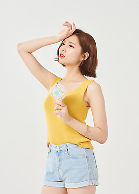 포토 JPG 스튜디오촬영 여자 대학생 방학 휴가 대학생라이프 실내 한명 서기 미소 들기 누끼 상반신 20대 청년 성인 옆모습 여름 한국인 더위 즐거움 흰배경 여대생 성인여자한명만 손풍기 국내포토 1 학생 라이프스타일 계절 감정 뷰포인트 백그라운드 모션 날씨 표정 사람 동양인 내부 흰색 선풍기 휴대용 여자한명만 성인여자만 파일형식