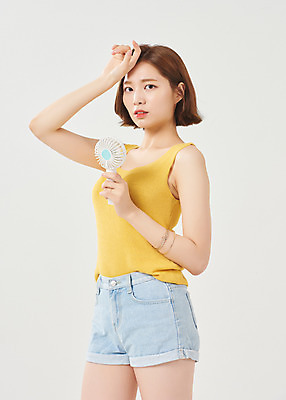 포토 JPG 스튜디오촬영 여자 대학생 방학 휴가 대학생라이프 실내 한명 서기 미소 들기 누끼 상반신 20대 청년 성인 옆모습 여름 한국인 더위 즐거움 흰배경 여대생 성인여자한명만 손풍기 국내포토 1 학생 라이프스타일 계절 감정 뷰포인트 백그라운드 모션 날씨 표정 사람 동양인 내부 흰색 선풍기 휴대용 여자한명만 성인여자만 파일형식