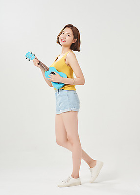 포토 JPG 스튜디오촬영 전신 여자 대학생 연주 반바지 방학 휴가 대학생라이프 실내 한명 서기 미소 들기 누끼 20대 청년 성인 옆모습 여름 한국인 우쿨렐레 즐거움 흰배경 여대생 성인여자한명만 국내포토 1 학생 라이프스타일 계절 감정 음악 뷰포인트 백그라운드 바지 모션 현악기 표정 사람 동양인 내부 흰색 여자한명만 성인여자만 파일형식