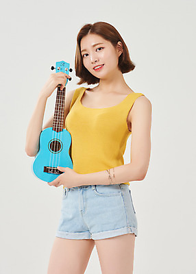 포토 JPG 스튜디오촬영 여자 대학생 방학 휴가 대학생라이프 실내 한명 서기 미소 들기 누끼 상반신 20대 청년 성인 앞모습 여름 한국인 우쿨렐레 즐거움 흰배경 여대생 성인여자한명만 국내포토 1 학생 라이프스타일 계절 감정 뷰포인트 백그라운드 모션 현악기 표정 사람 동양인 내부 흰색 여자한명만 성인여자만 파일형식