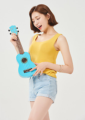 포토 JPG 스튜디오촬영 여자 대학생 방학 휴가 대학생라이프 실내 한명 서기 미소 들기 누끼 상반신 20대 청년 성인 옆모습 여름 한국인 우쿨렐레 즐거움 흰배경 여대생 성인여자한명만 국내포토 1 학생 라이프스타일 계절 감정 뷰포인트 백그라운드 모션 현악기 표정 사람 동양인 내부 흰색 여자한명만 성인여자만 파일형식