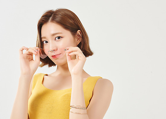 포토 JPG 스튜디오촬영 여자 대학생 방학 휴가 대학생라이프 실내 한명 서기 미소 누끼 상반신 20대 청년 성인 앞모습 여름 선글라스 한국인 즐거움 흰배경 여대생 성인여자한명만 국내포토 1 학생 라이프스타일 계절 감정 안경 뷰포인트 백그라운드 모션 표정 사람 동양인 내부 흰색 여자한명만 성인여자만 파일형식