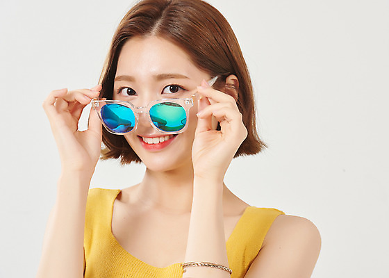 포토 JPG 스튜디오촬영 여자 대학생 방학 휴가 대학생라이프 실내 한명 서기 미소 누끼 상반신 20대 청년 성인 앞모습 여름 선글라스 한국인 즐거움 흰배경 여대생 성인여자한명만 국내포토 1 학생 라이프스타일 계절 감정 안경 뷰포인트 백그라운드 모션 표정 사람 동양인 내부 흰색 여자한명만 성인여자만 파일형식