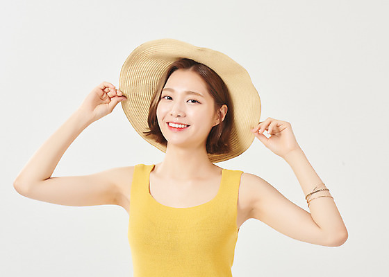 포토 JPG 스튜디오촬영 모자 여자 대학생 방학 휴가 대학생라이프 실내 한명 서기 미소 누끼 상반신 20대 청년 성인 앞모습 여름 한국인 즐거움 흰배경 여대생 성인여자한명만 국내포토 1 학생 라이프스타일 잡화 계절 감정 뷰포인트 백그라운드 모션 표정 사람 동양인 내부 흰색 여자한명만 성인여자만 파일형식