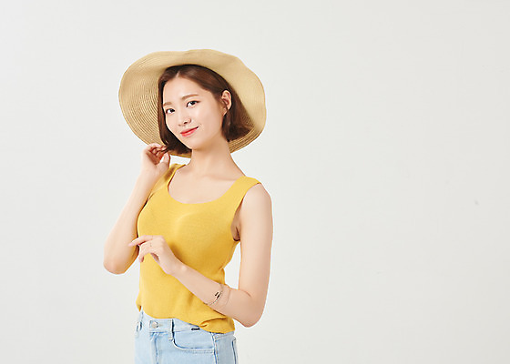 포토 JPG 스튜디오촬영 모자 여자 대학생 방학 휴가 대학생라이프 실내 한명 서기 미소 누끼 상반신 20대 청년 성인 앞모습 여름 한국인 즐거움 흰배경 여대생 성인여자한명만 국내포토 1 학생 라이프스타일 잡화 계절 감정 뷰포인트 백그라운드 모션 표정 사람 동양인 내부 흰색 여자한명만 성인여자만 파일형식