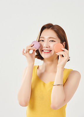 포토 JPG 스튜디오촬영 여자 대학생 방학 휴가 대학생라이프 실내 한명 서기 미소 누끼 상반신 20대 청년 성인 앞모습 여름 한국인 즐거움 흰배경 여대생 마카롱 성인여자한명만 국내포토 1 학생 라이프스타일 계절 감정 뷰포인트 백그라운드 모션 디저트 표정 사람 동양인 내부 흰색 여자한명만 성인여자만 파일형식