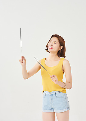 포토 JPG 스튜디오촬영 여자 대학생 방학 휴가 대학생라이프 불꽃놀이 실내 한명 서기 미소 누끼 상반신 20대 청년 성인 앞모습 여름 한국인 즐거움 흰배경 여대생 성인여자한명만 국내포토 1 학생 라이프스타일 계절 감정 뷰포인트 백그라운드 모션 놀이 표정 사람 동양인 내부 흰색 여자한명만 성인여자만 파일형식