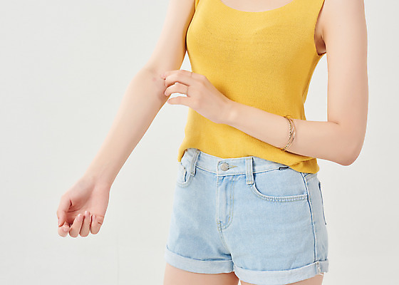 포토 JPG 스튜디오촬영 여자 대학생 방학 휴가 대학생라이프 실내 한명 서기 누끼 상반신 20대 청년 성인 앞모습 여름 한국인 흰배경 여대생 간지럼 모기 성인여자한명만 국내포토 1 학생 라이프스타일 계절 뷰포인트 백그라운드 모션 사람 동양인 내부 흰색 해충 여자한명만 성인여자만 파일형식