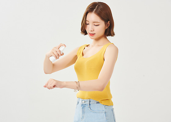 포토 JPG 스튜디오촬영 여자 대학생 방학 휴가 대학생라이프 실내 한명 서기 미소 누끼 상반신 20대 청년 성인 옆모습 여름 한국인 뿌리기 즐거움 흰배경 여대생 모기약 성인여자한명만 국내포토 1 학생 라이프스타일 계절 감정 뷰포인트 백그라운드 모션 표정 사람 동양인 내부 흰색 여자한명만 성인여자만 파일형식