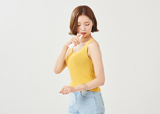 포토 JPG 스튜디오촬영 여자 대학생 방학 휴가 대학생라이프 실내 한명 서기 미소 누끼 상반신 20대 청년 성인 옆모습 여름 한국인 뿌리기 즐거움 흰배경 여대생 모기약 성인여자한명만 국내포토 1 학생 라이프스타일 계절 감정 뷰포인트 백그라운드 모션 표정 사람 동양인 내부 흰색 여자한명만 성인여자만 파일형식