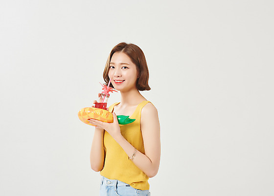 포토 JPG 스튜디오촬영 여자 음료 대학생 방학 휴가 대학생라이프 실내 한명 서기 미소 들기 누끼 상반신 20대 청년 성인 옆모습 여름 한국인 시원함 즐거움 흰배경 여대생 성인여자한명만 국내포토 1 학생 라이프스타일 계절 감정 뷰포인트 백그라운드 모션 표정 사람 동양인 내부 흰색 여자한명만 성인여자만 파일형식