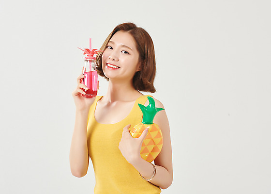 포토 JPG 스튜디오촬영 여자 음료 대학생 방학 휴가 대학생라이프 실내 한명 서기 미소 들기 누끼 상반신 20대 청년 성인 옆모습 여름 한국인 시원함 즐거움 흰배경 여대생 성인여자한명만 국내포토 1 학생 라이프스타일 계절 감정 뷰포인트 백그라운드 모션 표정 사람 동양인 내부 흰색 여자한명만 성인여자만 파일형식