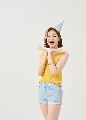 포토 JPG 스튜디오촬영 여자 대학생 방학 휴가 대학생라이프 실내 한명 서기 미소 누끼 상반신 20대 청년 성인 앞모습 여름 고깔모자 한국인 즐거움 흰배경 여대생 성인여자한명만 국내포토 모자_잡화 1 학생 라이프스타일 계절 감정 뷰포인트 백그라운드 모션 표정 사람 동양인 내부 흰색 여자한명만 성인여자만 파일형식